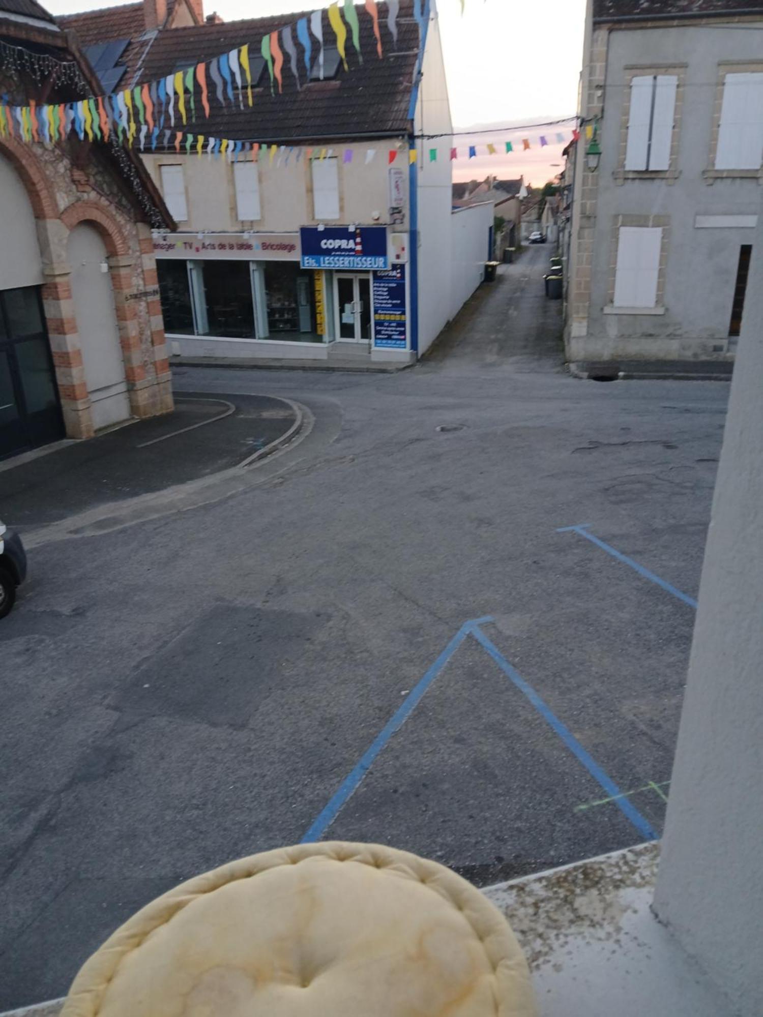 Hotel Chic Et Relax à Montmarault Extérieur photo